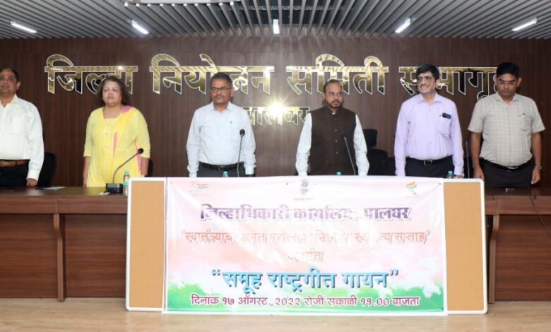 group-singing-of-national-anthem-at-palghar-collectorate