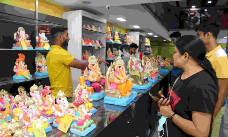Exhibition and sale of Ganesha idols started in Marhati' Maharashtra Emporium